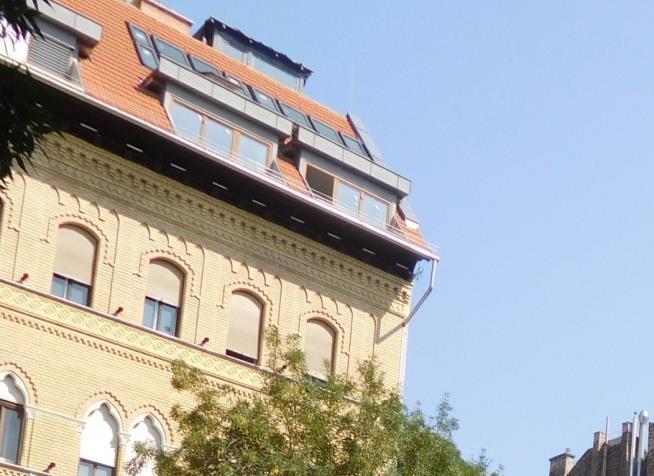 Azokat csak újbóli településképi bejelentési eljárás lefolytatását követően lehet visszahelyezni. A meglévő, de használaton kívüli parapet konvektorok égéstermék-elvezetőit el kell távolítani.