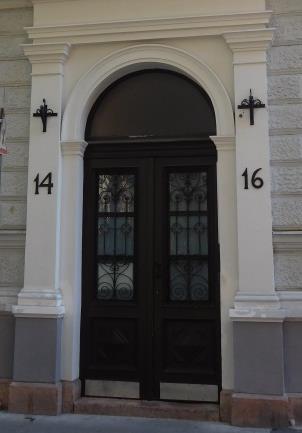 bejáratot kialakítani.