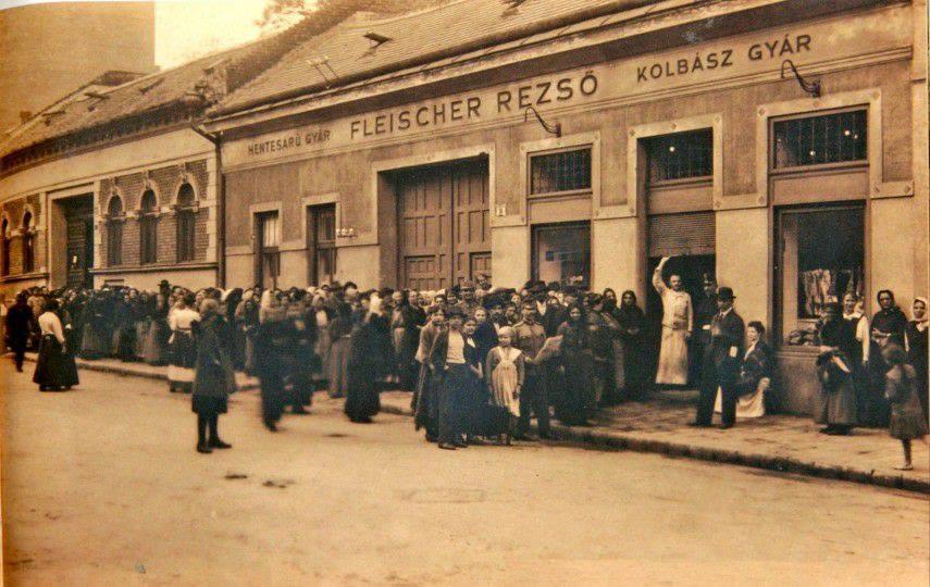 Az 1872. évi XXXVI. törvény Pestet, Budát és Óbudát egyesítette és 10 kerületre osztotta fel. A VIII. kerületi elöljáróság alakuló ülését 1873.