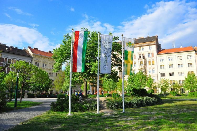 Mátyás tér A Magdolna negyedben található tér Józsefváros korai településszerkezetének kialakulásakor jött létre (Tavaszmező tér). Mai nevét 1870 körül kapta.