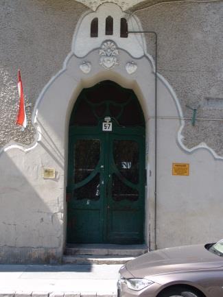 kapucsengő, postaláda, valamint házszám helyét, ki kell alakítani a