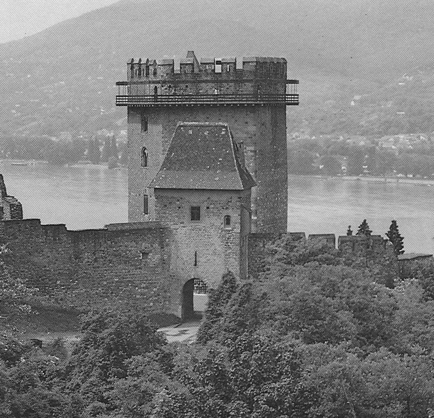 Nach einigen Annahmen wurde König Aba Sámuel in der Gruft der Unterkirche bestattet. b) Die mittelalterliche Kapelle der königlichen Burg in Esztergom wurde Ende des 12. Jahrhunderts gebaut.