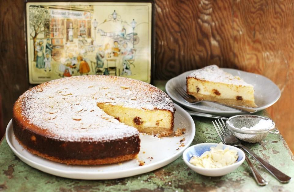 Recept rovat Fantasztikus Ricotta torta Hozzávalók: Torta Lapjához : 175 g liszt, 70 g búzadara, 170 g vaj, 70 g cukor Ricottás krémhez: 2 marék mazsola, 220 g cukor, 90 g vaj, 4 db tojás, 4 ek