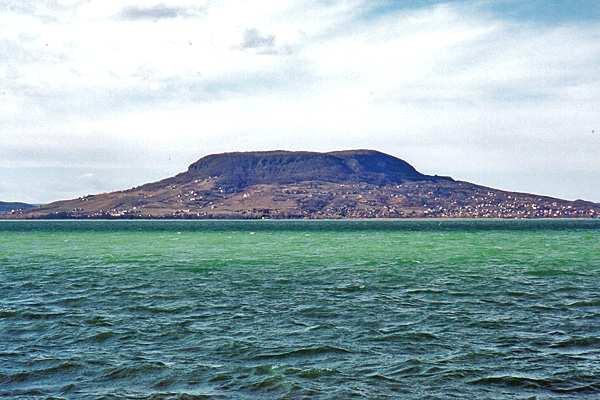 A BALATON ÉS A TÓRÉSZEK HAVI VÍZHÁZTARTÁSI JELLEMZİINEK MEGHATÁROZÁSA