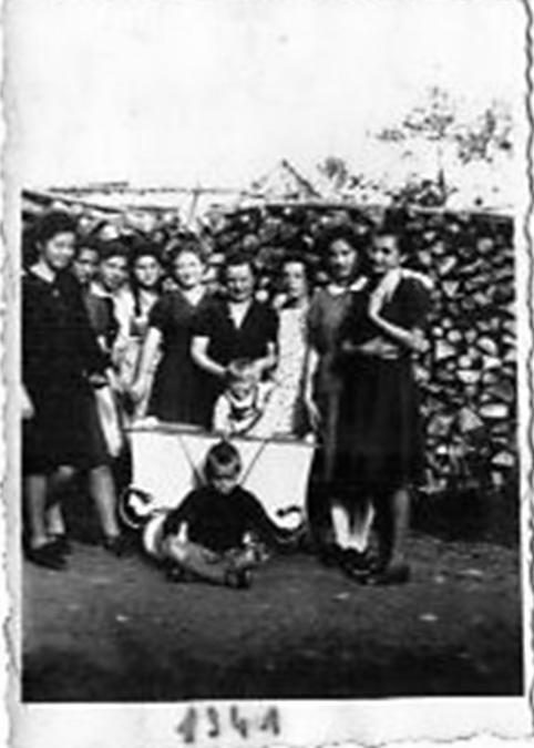 7. Összegzés, következtetések S abba az évbe születëtt az öcsém. Akkor jöttek bé a magyarok, nëgyvenbe, akkor vót a bécsi döntés. Az öcsémët olyan nagyon szerettük, a bátyám is, én is.