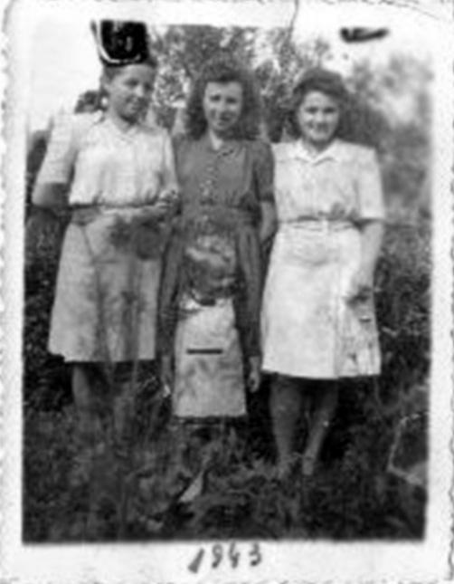 7. Összegzés, következtetések I09. (1942) A lakás előtt, a szo... A lakás! A szobánk előtt, me csak ëgy szoba vót, ott ilyen amatőr képët csináltak.