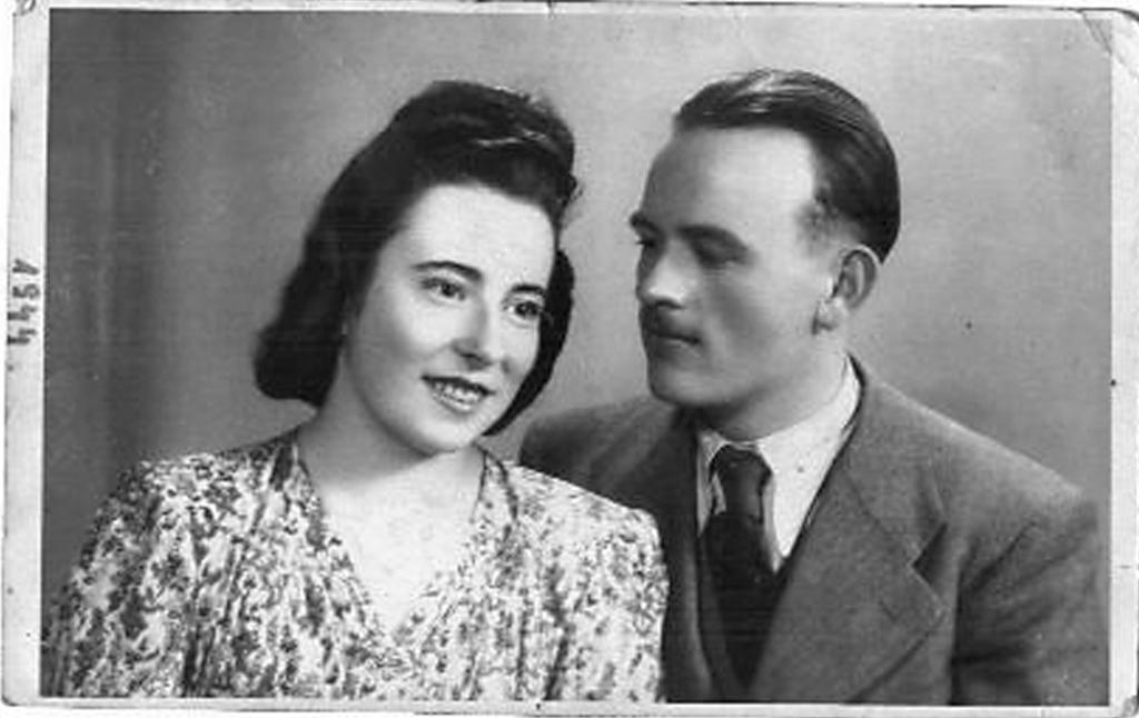 Szalma Anna-ária: A fénykép a mindennapi életben I11. (1944) A szűkség és a szegénység miatt, ëngëm bizony édësanyám hamar férjhëzadott. Én még nem akartam férhëzmënni.
