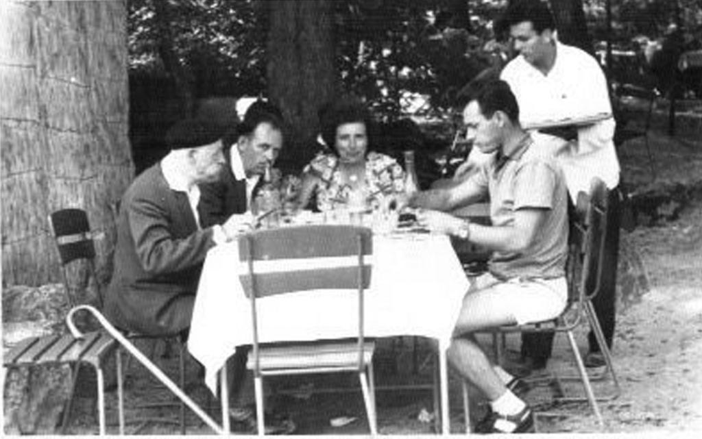 Szalma Anna-ária: A fénykép a mindennapi életben I17. (1960-as évek) éhekkel míg vándorolgattunk, hát mindënhol barátokat, szomszédokat, mindënhol gyűtöttük össze, s mindig társasággal vótunk.