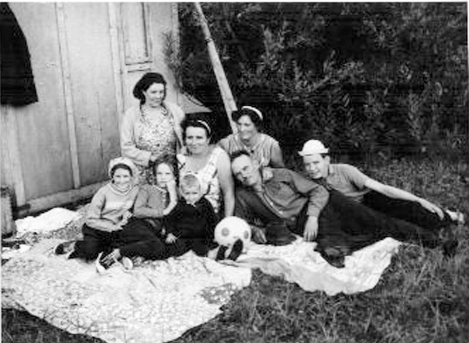 z a város véginél, ott a Botvára alatt, ott vót csinálva ez a fénykép. I18. (1960-as évek) Jaj, hát ezën a képën hatvanëgybe, hatvan.