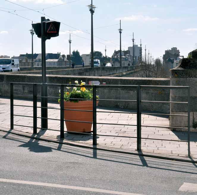 ÚT TARTOZÉKOK, UTCAI BERENDEZÉSEK RÖGZÍTÉSE Sikadur, Sika AnchorFix és Sikaflex termékcsalád, mint végleges rögzítés Számtalan különböző Sika termék és rendszer áll rendelkezésre, amelyekből