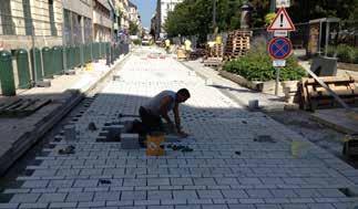 Ezt követően a Sika FastFix 133-t alkalmaztuk a kövek illeszté seinél lévő hézagok kitöltésére.