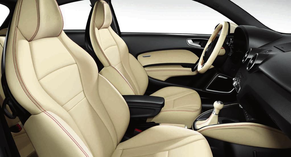 Audi exkluzív 59 Alabástromfehér Audi exkluzív Feinnappa bőrkárpitozású S sportülések, ugyancsak alabástromfehér bőrszegélyű szőnyegek, karmazsinvörös díszvarrások az ülések