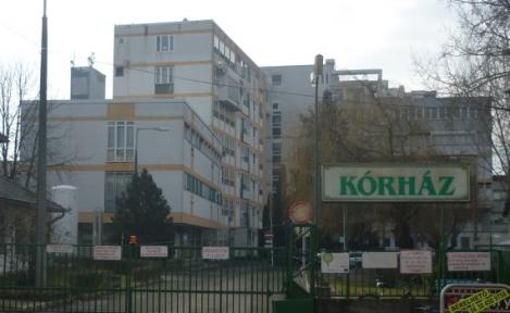 Két bejárat, elektromos sorompók Egyszerűbb parkolás az Orosházi Kórházban Bővítették az Orosházi Kórház belső udvarában a parkolók számát.