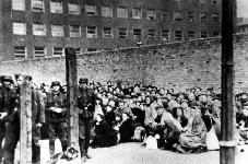 Umschlagplatz bizonyára ellenállást tanúsítanának. Elegáns bôröndökkel érkeznek. 1942. DECEMBER 5. Miért hagytak életben Varsóban 10 százalék zsidót?