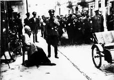 Deportálás a gettóból az Umschlagplatzra (1942) A Nalewki utca 1915 Tiltakozásuk kimerül abban, hogy élelemért rimánkodnak, és járókelôktôl adományt követelnek, vagy botrányt rendeznek földijeikkel
