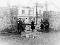 A gettó kapuja az Okopowa utca fölött (zsidó temetô) 1940 1942 1942. MÁJUS 18. A gestapós vadállat fölfalja a saját kölykeit. Vannak állatok, amelyek fölfalják kicsinyeiket.