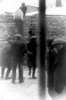 1942. JÚNIUS 26. 1942. június 26. péntek óriási esemény volt az Oneg Sábbát 4 számára. Az angol rádió ma délelôtt mûsort sugárzott a lengyel zsidó hallgatóknak.