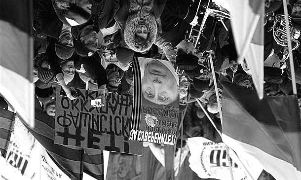 BIZTONSÁGPOLITIKA 5. ábra. Orosz és szeparatista plakátok 54 Oroszország az információs hadviselése során gyakorlatilag a civilizált világ fõ fegyverét, a szólásszabadságot használta fel.