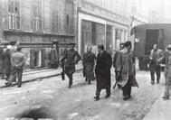 A fényképen középen Ferenczy Tibor, mellette baloldalt Olchváry-Milvius Attila csendőr-őrnagy, jobboldalán Szütsy Imre csendőr-ezredes és Schweitzer József. A hátoldalon ceruzás képaláírással.