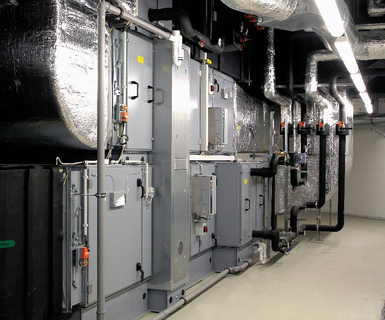 Speciális ventilátorfunkciók Átváltás nyomásról áramlásra A frekvenciaváltóval áramlásérzékelő használata nélkül is biztosítható az állandó áramlás vagy áramláskülönbség a nyomástávadó jele alapján.