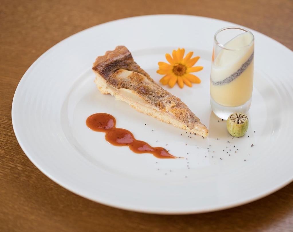 Szilveszteri menüjavaslat Szilveszteri menüjavaslat Rosé szarvassült áfonyás-gesztenyés raguval és burgonyafánkkal 2000 g szarvaslapocka 500 g füstölt szalonna 2 g kakukkfű 100 g méz 300 g gesztenye