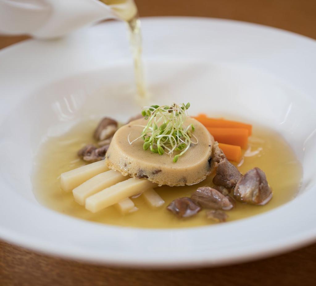 Karácsonyi menüjavaslat Karácsonyi menüjavaslat Házi sonkás garnélás Royal, Pesto Rosso dippel Libaconsommé erdei gombás zellerflannal 350 g rákhús 8 db tojás 1 g szerecsendió 10 g só 0,1 l