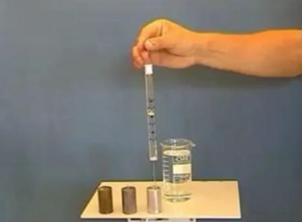 15 perc Eszközök: Arkhimédészi hengerpár (egy rugós erőmérőre akasztható üres henger, valamint egy abba