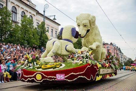 Az ez évi kompozíció a két régióra jellemző keresztény szimbólumokat helyezi középpontba, az oroszlán pedig a nomád és pogány népek portyáival szembeni kitartást és bátorságot testesíti meg.