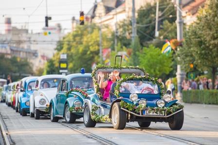 Több, mint hetven oldtimer autó és közel 2000 kerékpáros felvonulása vezette fel immár hagyományosan a menetet az ötkilométeres felvonulási útvonalon.