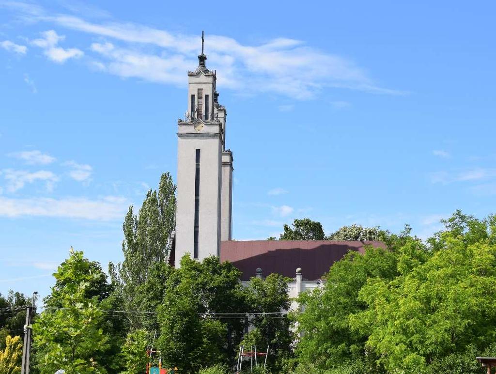 A katolikus templom a szilvamag szerűen kialakult teresedéssel, a vasútállomás és környéke,