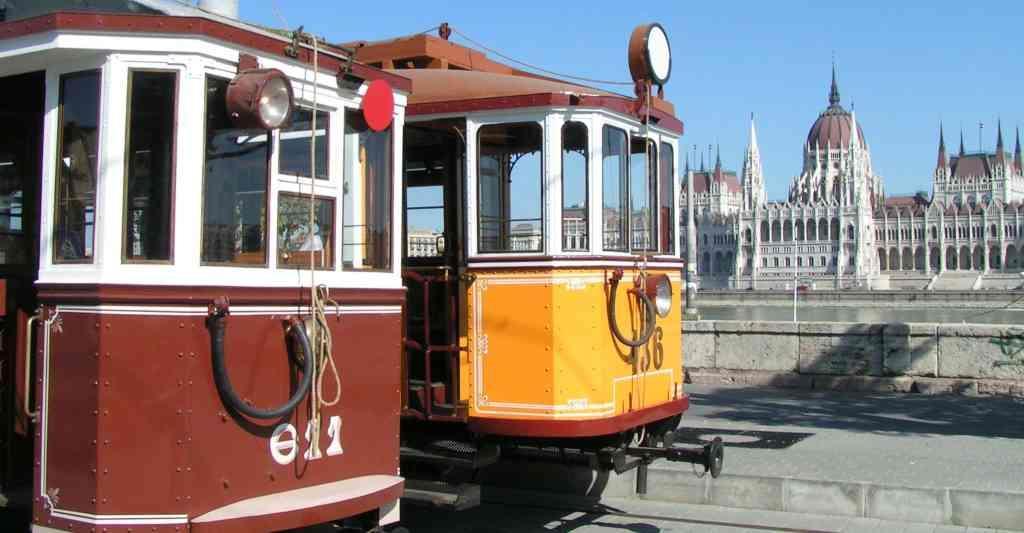 Történelem I. A BVVV által üzemeltetett villamosok színe sárga volt, míg a BKVT járművei barnák voltak.
