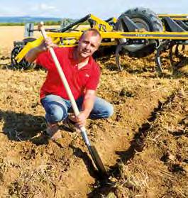 terület 8,2 t/ha hozamú őszi búza betakarítása után, 3. terület 7,2 t/ha hozamú őszi árpa betakarítása után. A szalmát és a pelyvát a kombájn hatsoros zúzója egyenletesen terítette szét a területeken.