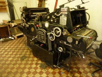 mm 4 fűzőfej, min. 70 mm fűzéstáv.