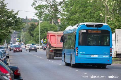 kijelölt gyalogos átkelőhelyeket alakítottuk ki A Szlovák úti csomópont kapacitásának növelése Önálló jobbra kanyarodó sávot, és egy