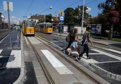 akadálymentesítését is elvégeztük, a peron gyalogos átkelőhellyel ellátott végén