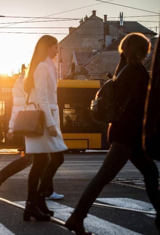 HATÉKONY INTÉZMÉNYRENDSZER FENNTARTHATÓ MŰKÖDÉS Budapest Főváros Önkormányzata 200 M euró összegű hitelkeret-megállapodást írt alá az Európai Beruházási Bankkal (EIB).