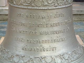 Ebben az esetben az új harangot a meglévő hangzási környezetbe kell beilleszteni.