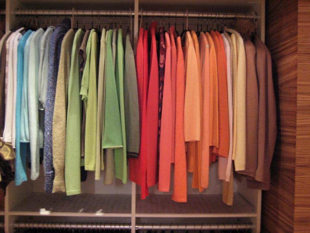 4. lépés Tedd vállfára a ruhákat! Nagyon hasznos és átláthatóvá teszi a ruhatáradat, ha minden ruhadarabot vállfán lógatva tárolsz.