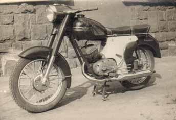 Villafejjel egészet képező sajtolt kormány a T6-nál Szintén egycsöves, könnyűfém hengerrel a Pannonia M25/62 (1961) A Pannonia korábbi váltójú vezérlő tárcsánál a lábváltóval lent az 1 és sorban