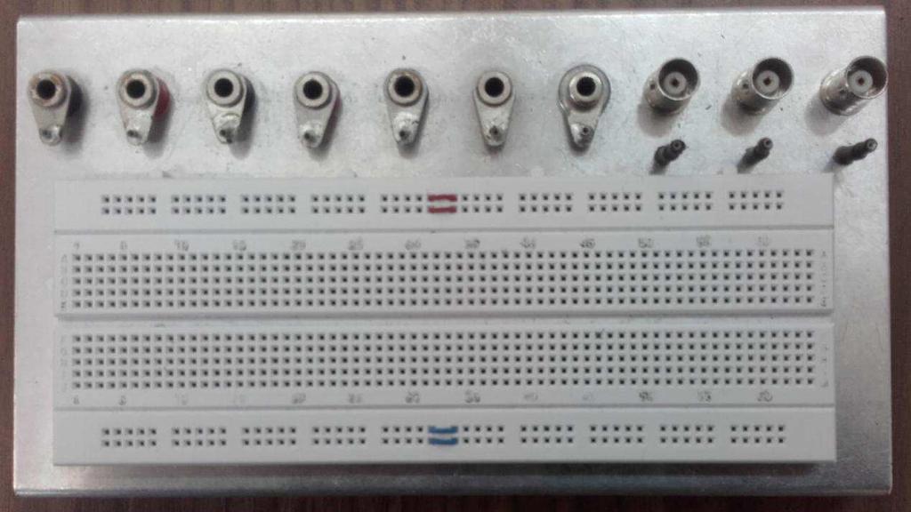 A mérések során az imént ismertetett breadboard kiegészítésre került; egy alumínium hordozó lemezre lett felszerelve, és a BNC- illetve banándugós vezetékek számára egyaránt elhelyezésre kerültek