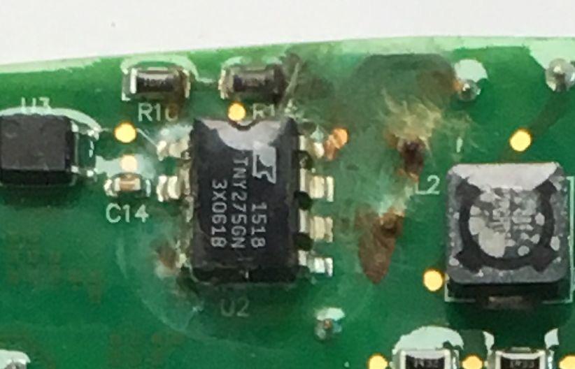 Így bármennyire is teljesen hermetikusan le van ragasztva a töltıkábel elektronikájának a háza, a kábelek mellett bizony be tud menni a víz és ehhez megint csak a fizika kell: amikor a töltıkábel