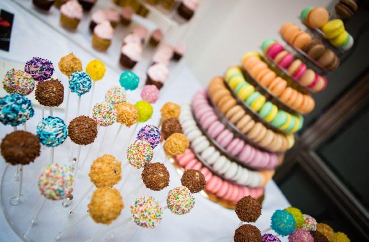 KIEGÉSZÍTŐ DESSZERT AJÁNLAT MACARON ÁLLVÁNY Tökéletes szereplője lehet az esküvői desszertasztalnak impozáns macaron állványunk, melyre a következő ízekből lehet válogatást készíteni: csokoládés,