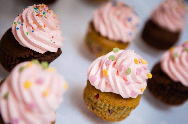 Többféle méretben rendelhető az állvány, a 10 emeletesre 237 db macaron fér el, a 9 emeletesre 196 db, a 8 emeletesre 162 db, a 7 emeletesre 132 db.