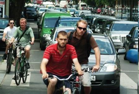 kerékpárosbarát fejlesztése 64 egyirányú utca megnyitása