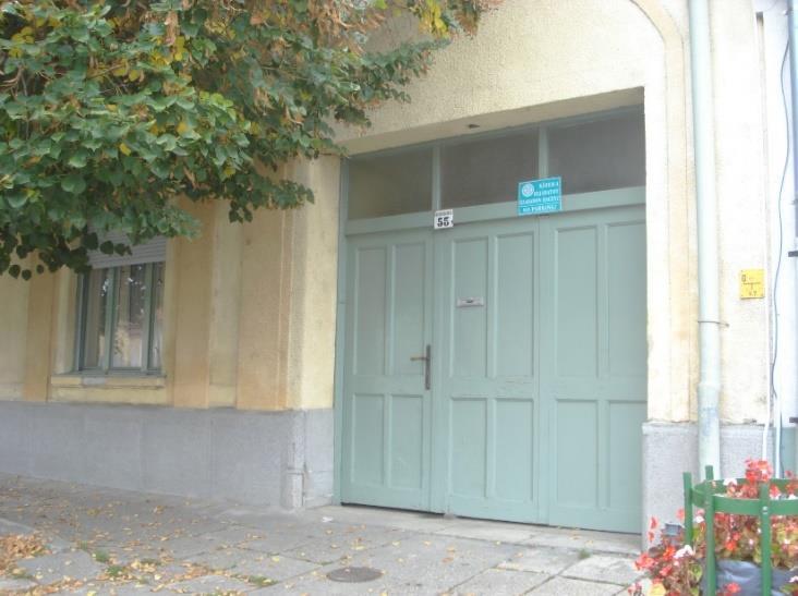 : 66 Üzlet, eredetileg Schmell (Sárosi) Sándor szatócsüzlete és mellette