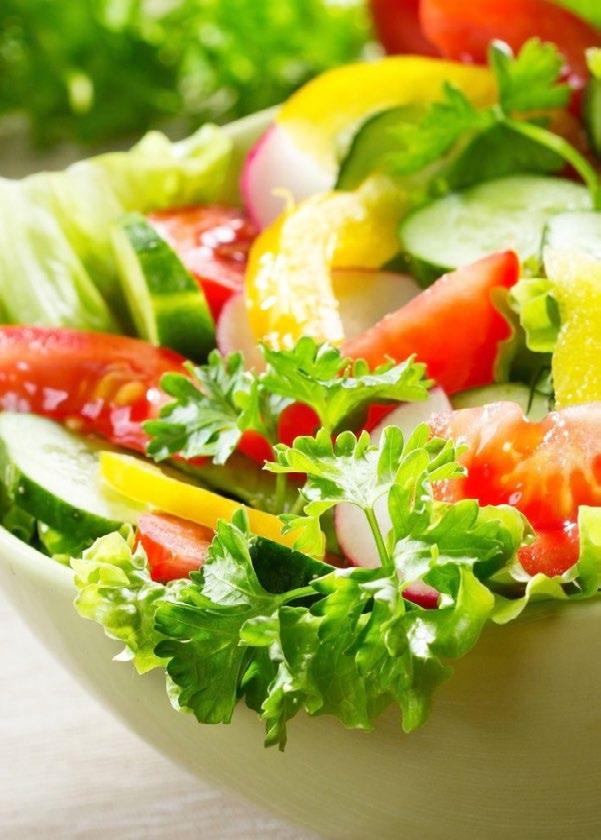 TAVASZI SALÁTA Tavaszi saláta, ami abból áll, amiből te szeretnéd. Mondjuk tavasszal nem sűrűn van paradicsom, de akár azzal is.