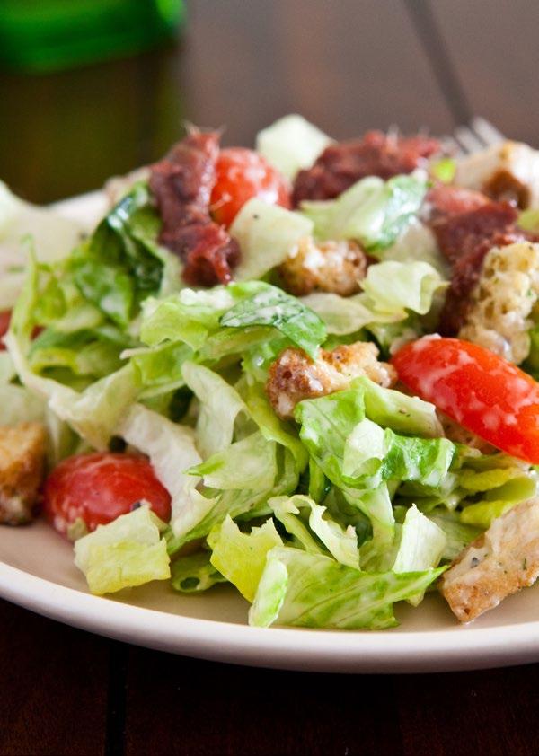 CÉZÁR SALÁTA Cézár saláta, ami egy fokkal rosszabb, mint a tavasz saláta, ugyanis ebben már kenyér darabok is vannak, amik kicsit megdobják a kalóriáját, és gyakran öntet is