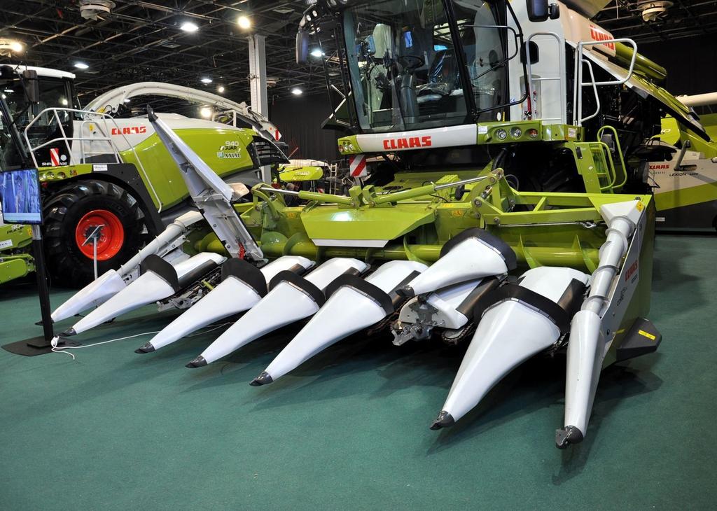 A Claas Corio Conspeed 8-75 FC kukorica csőtörő adapter "Az év magyar mezőgépe 2018" díj első helyezettje Fotó: Csatlós Norbert Az AGROmashEXPO fórumszínpadán ünnepélyes keretek között adták át a