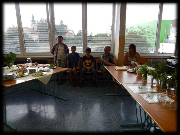 10»Bogastvo narave za danes in jutri«danes po zajtrku smo se z avtobusom odpravili v Pečarovce v lončarsko delavnico. Eni smo barvali lončene izdelke, drugi pa so izdelovali posodice in križnike.