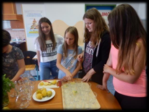 Ogledali smo si tudi šolski vrt. Sledila je delavnica pri učiteljici Sonji. Pripravili smo limonado in različne namaze. Potem smo se okrepčali s pripravljenim.